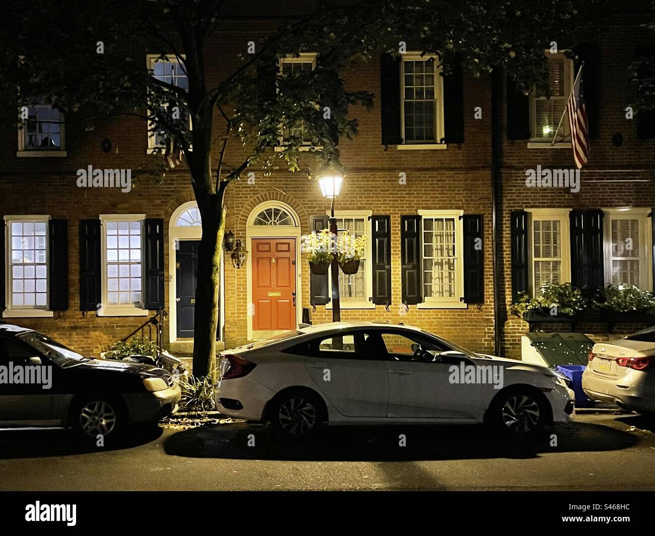 Das historische Viertel Society Hill bei Nacht mit Reihenhäusern im Zentrum von Philadelphia, Pennsylvania, USA Stockfoto
