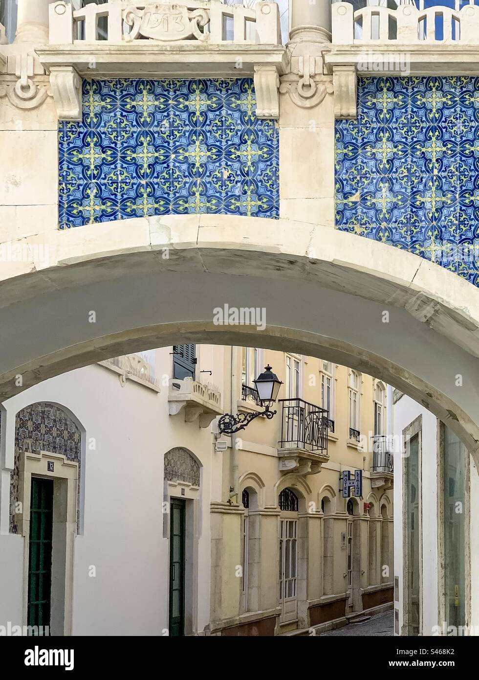 Eine Straße mit Torbogen in Leiria, Portugal - Smartphone-aufgenommenes Stockfoto