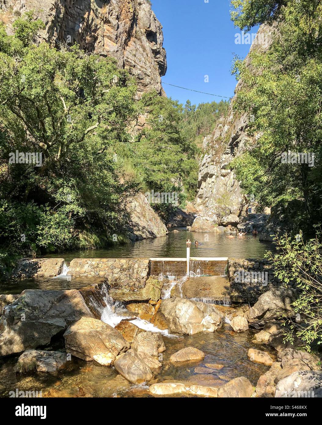 Schwimmen auf dem Fluss in Praia da Fragas Sao Simao, Portugal - Smartphone-aufgenommenes Stockfoto