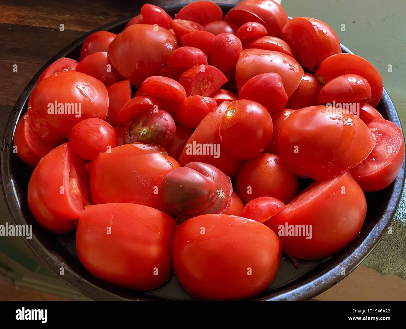 Tablett mit gehackten Tomaten Stockfoto