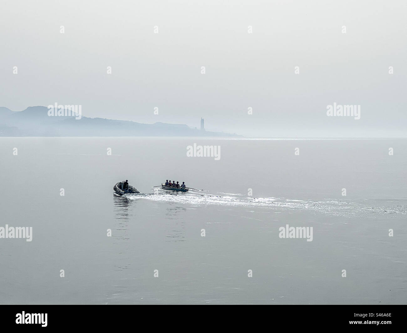 Rudern an einem nebligen Morgen im Alboran-Meer in Malaga in Spanien Stockfoto Rudern an einem nebligen Morgen im Alboran-Meer in Malaga in Spanien Stockfoto