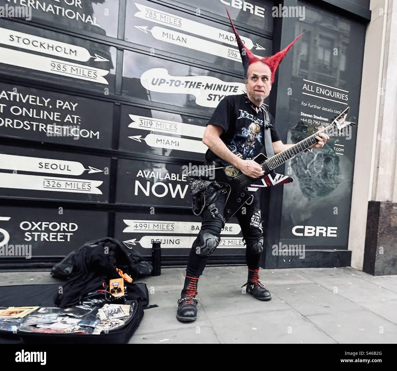 Punk, der mit einer Gitarre spielt Stockfoto