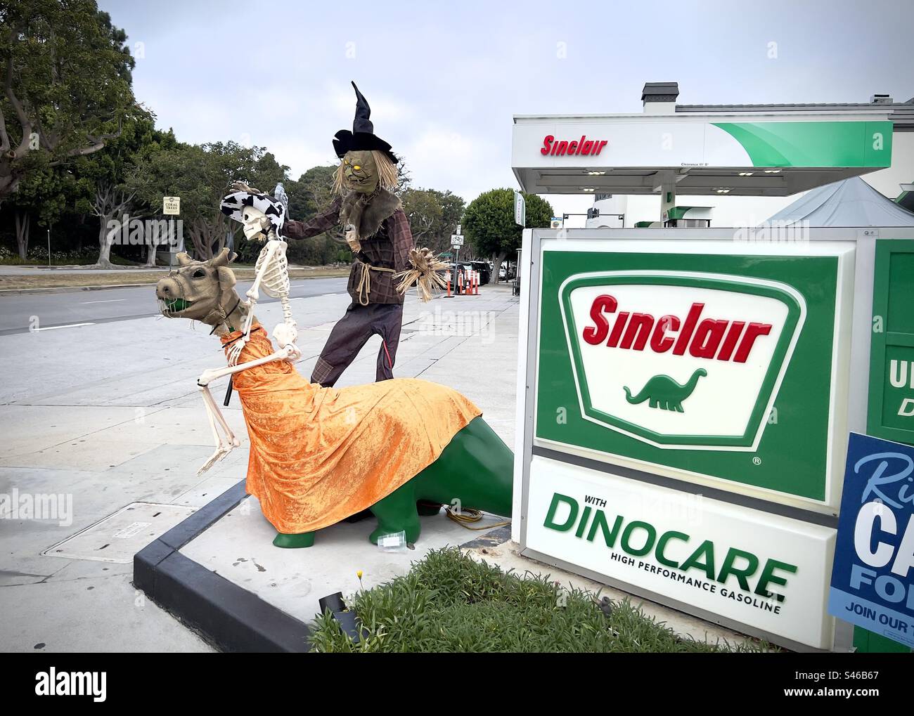 Halloween-Dekoration an einer Sinclair-Tankstelle in Lo Angeles, CA, Oktober 2022 - Smartphone-aufgenommenes Stockfoto