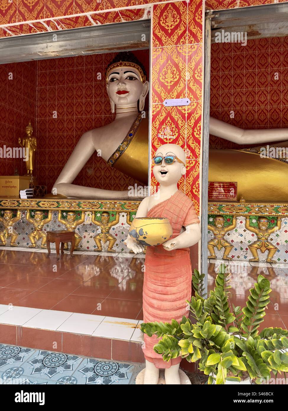 Kitschige Tempelstatuen - Smartphone-aufgenommenes Stockfoto