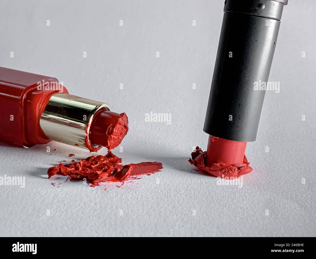 Rote Lippenstifte zerstört - Smartphone-aufgenommenes Stockfoto