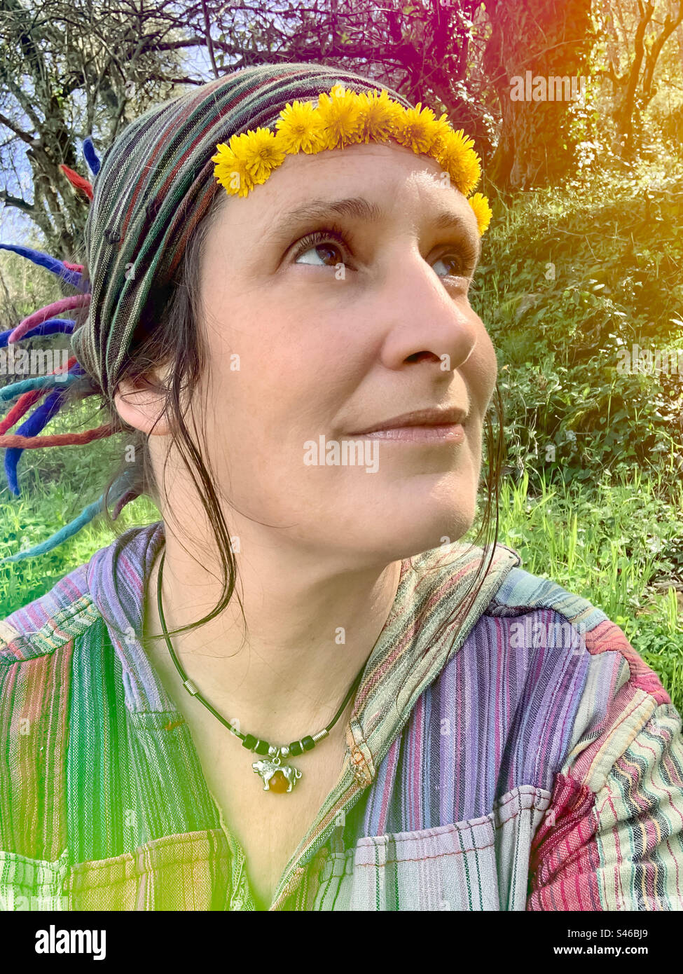 Hippie Chick, der mit der Natur kommuniziert Stockfoto