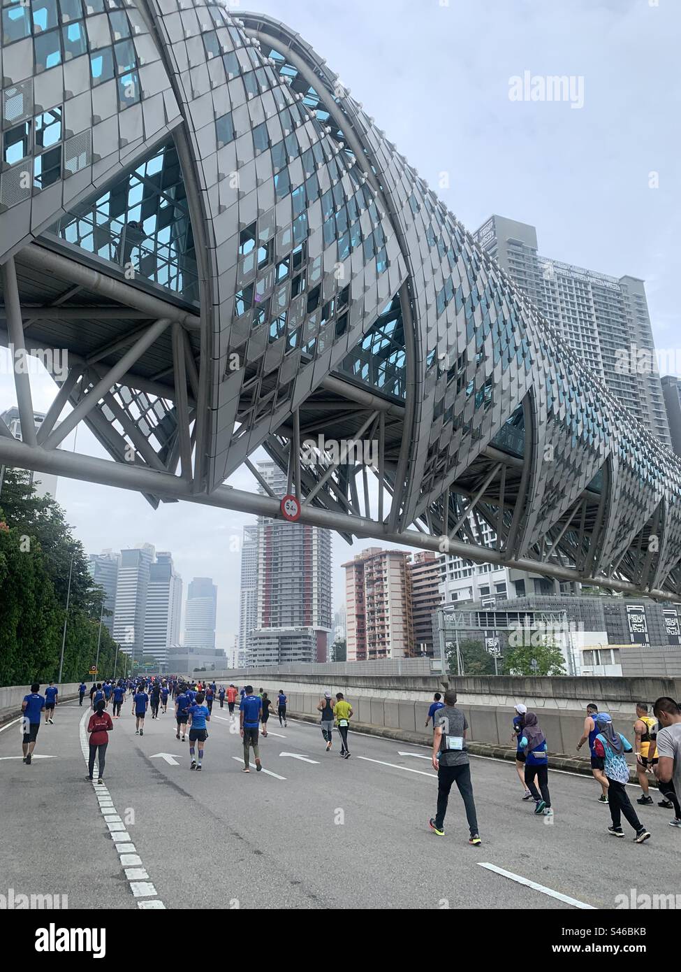 Marathonläufer laufen unter der Saloma Bridge in Kuala Lumpur. Stockfoto