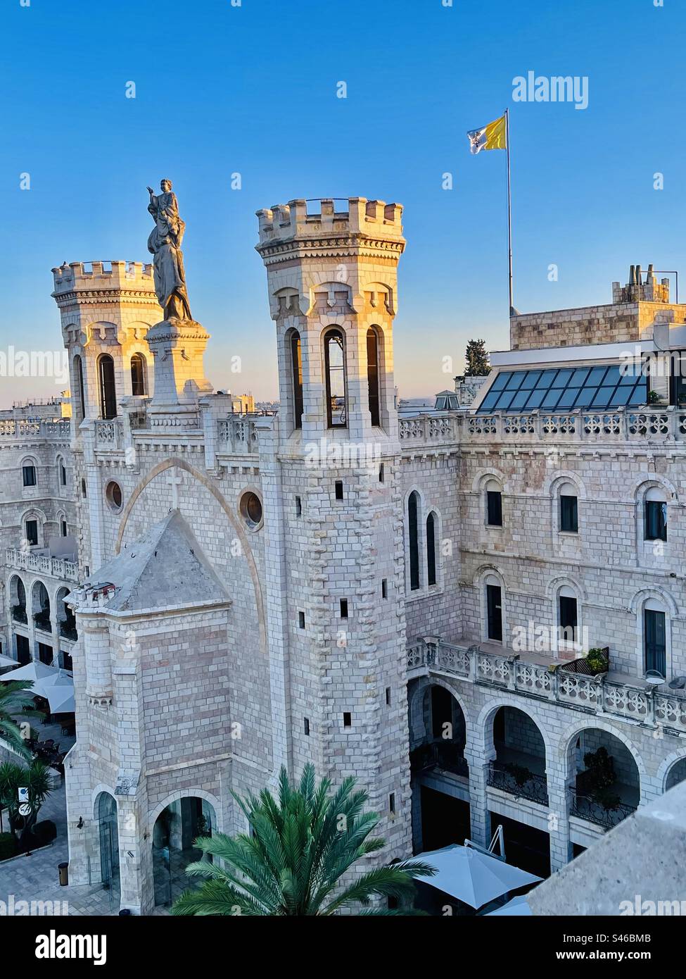 Die Kirche Notre Dam und das Hotel in Jerusalem, Israel. - Smartphone-aufgenommenes Stockfoto