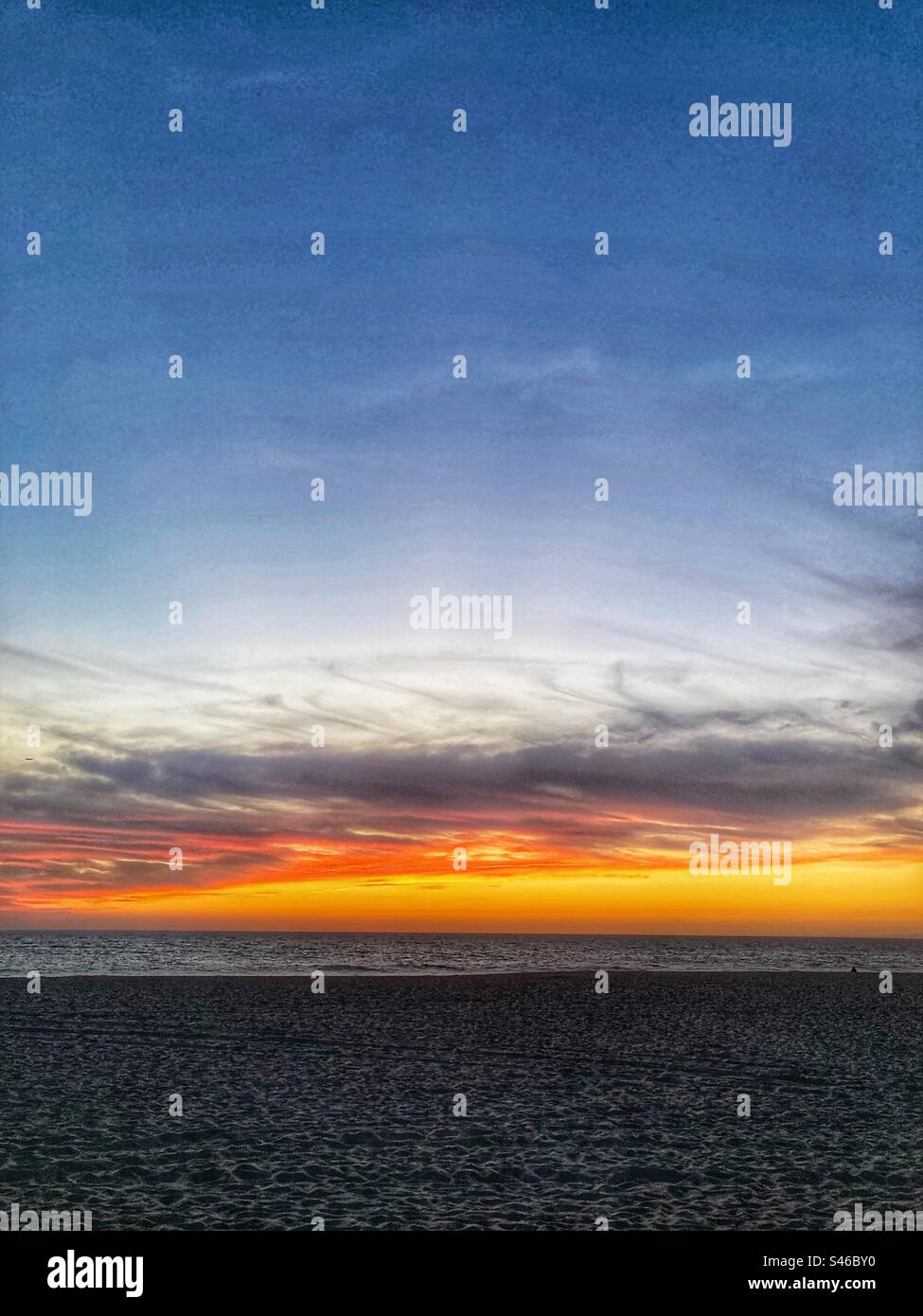 Sonnenuntergang und Wolken am Lagoa de Albufeira Strand. Setubal County, Sesimbra Region, südlich von Portugal. Stockfoto