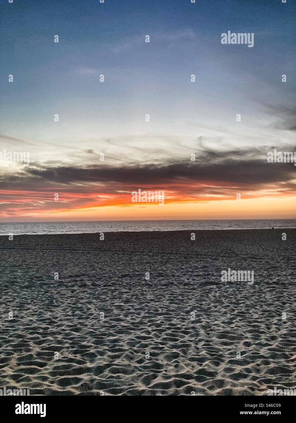 Sand und Sonnenuntergang in Lagoa de Albufeira, Sesimbra, Portugal (Süden). Mit Wolkenbildung (Orange- und Gelbtöne) Stockfoto