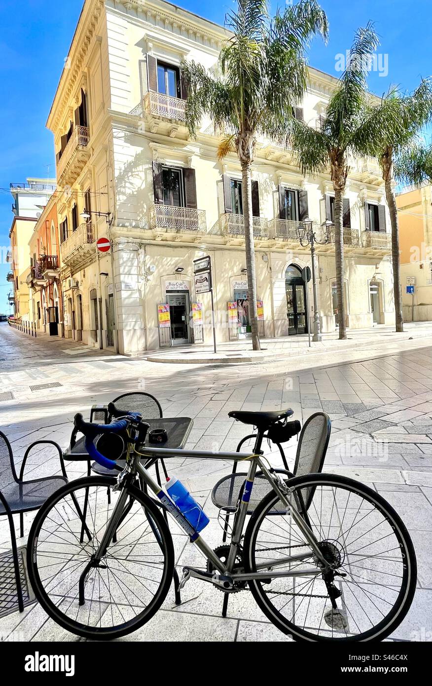 Rennrad aus Titan gegenüber von einem Boutique-Hotel in Brindisi Apullia  Italien Stockfotografie - Alamy