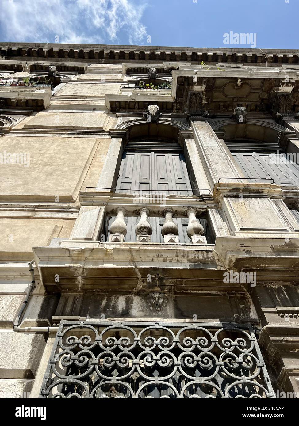 Kunstvolle Architektur an der Fassade des Palazzo da Lezze in Sestiere von Cannaregio, Venedig - Smartphone-aufgenommenes Stockfoto