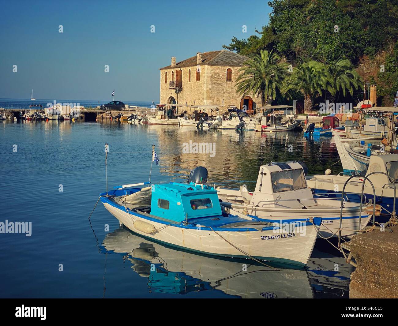 Alter Hafen mit Booten bei Sonnenuntergang in Skala Potamias, Griechenland. - Smartphone-aufgenommenes Stockfoto