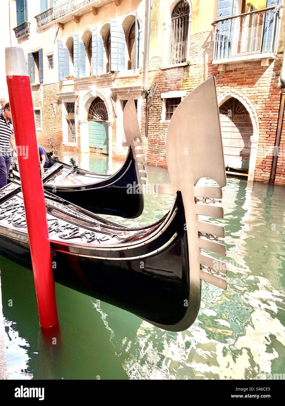 Gondeln, die im Kanal Rio dei Bareteri in San Marco, Venedig, geparkt sind - Smartphone-aufgenommenes Stockfoto