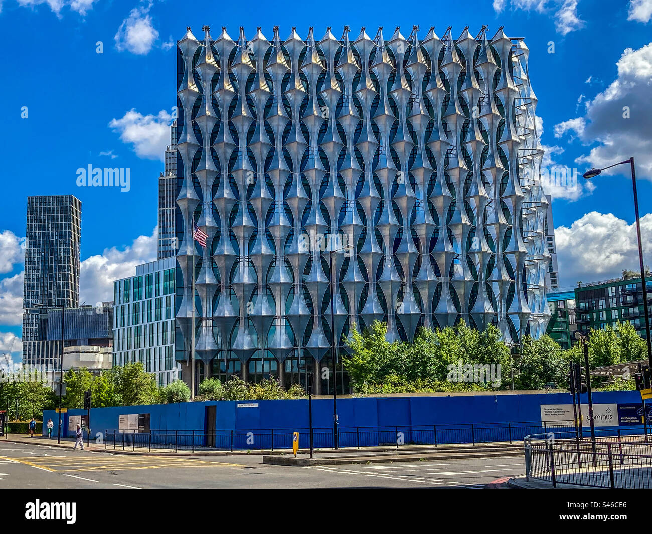 Moderne Architektur in Nine Elms, Wandsworth, London - Smartphone-aufgenommenes Stockfoto