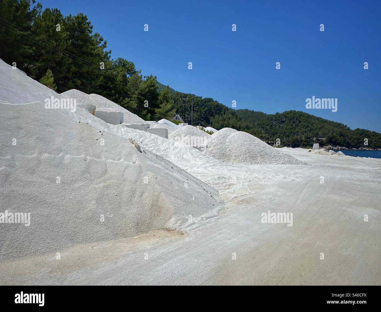 Weißer Marmorsand und Steine in der Nähe von Marble Beach (Saliara) auf der Insel Thassos, Griechenland. - Smartphone-aufgenommenes Stockfoto