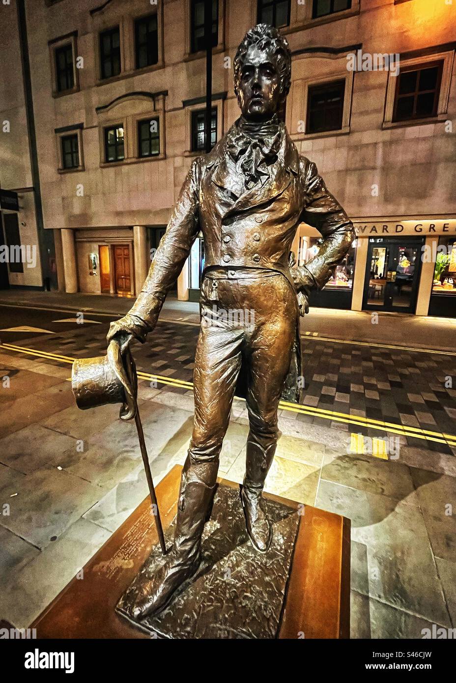 Beau Brummell-Statue in der Jermyn Street, London - eine wichtige Figur in der Geschichte der Regency. Bildhauerin: Irena Sedlecka bei Nacht gesehen Stockfoto