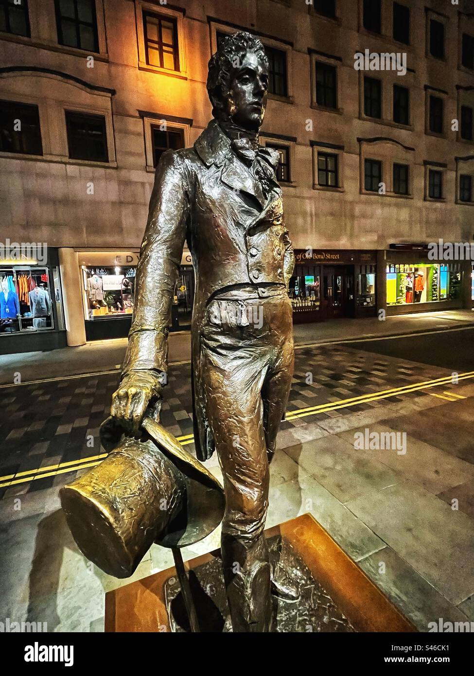 Beau Brummell-Statue in der Jermyn Street, London - eine wichtige Figur in der Geschichte der Regency. Bildhauerin: Irena Sedlecka bei Nacht gesehen Stockfoto