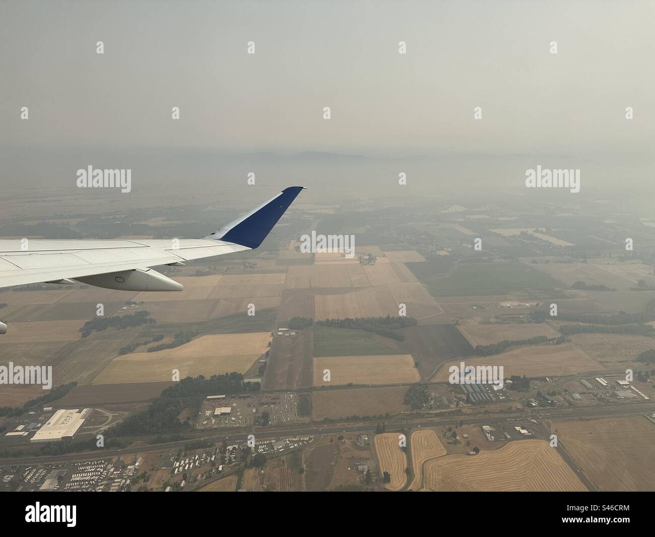 Blick auf den Rauch von Waldbränden über Eugene, Oregon, von einem Flugzeug aus, das überflogen ist. Stockfoto