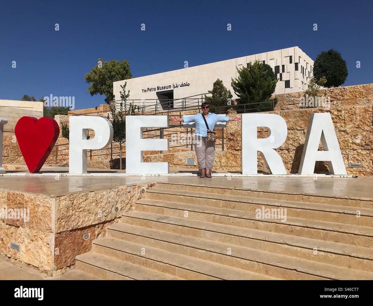 Petra Jordan ein Besucher vor dem neuen Gebäude des Petra Museums - Smartphone-aufgenommenes Stockfoto