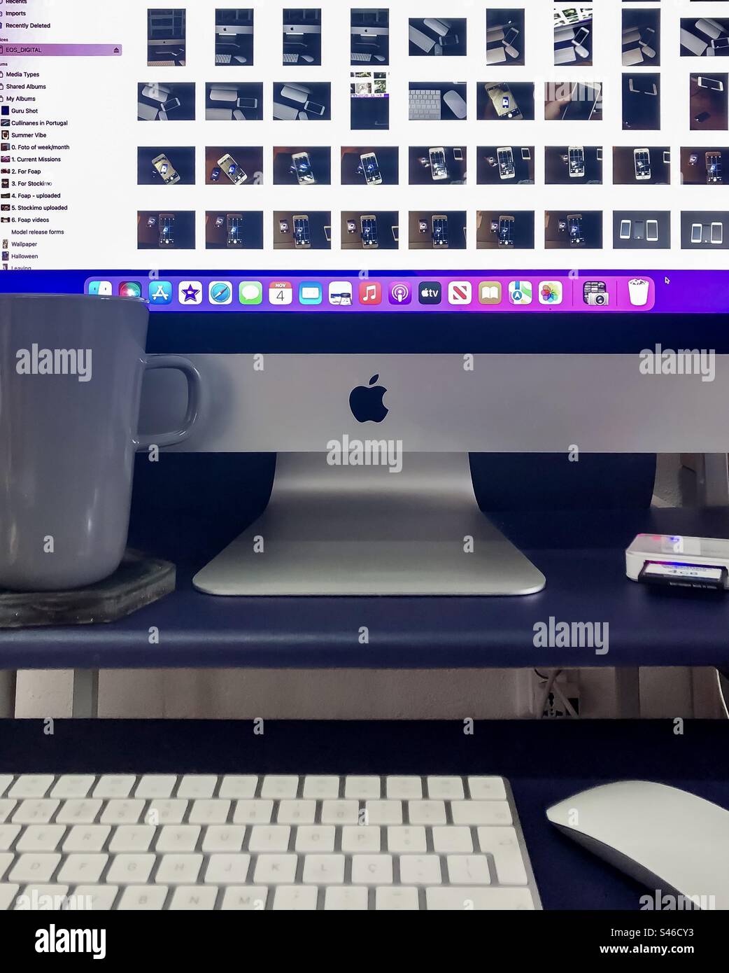 Bearbeiten von Fotos mit einem iMac-Desktop Stockfoto
