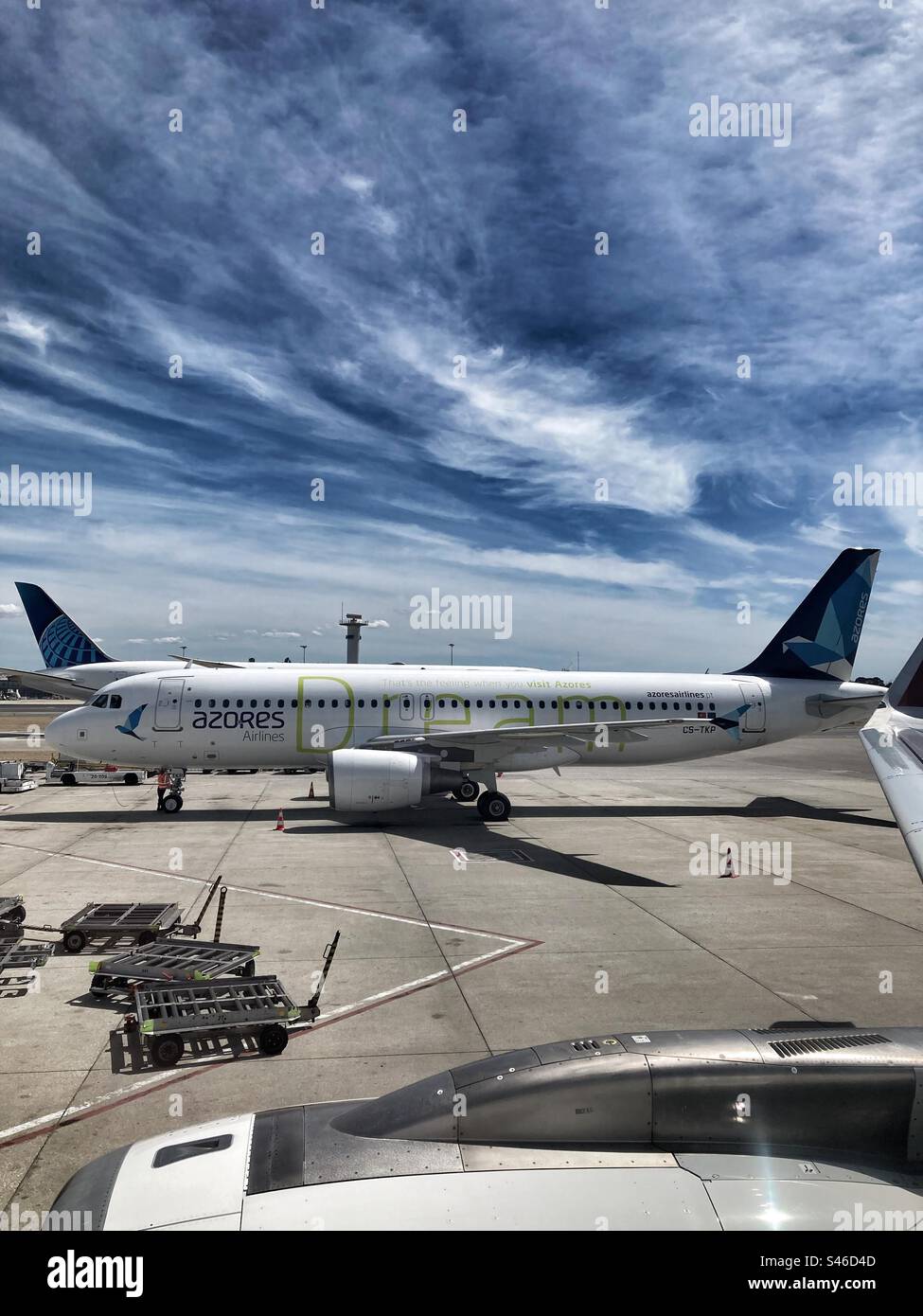 Air Azores Flugzeug am Flughafen Lissabon mit Himmelshintergrund - Smartphone-aufgenommenes Stockfoto