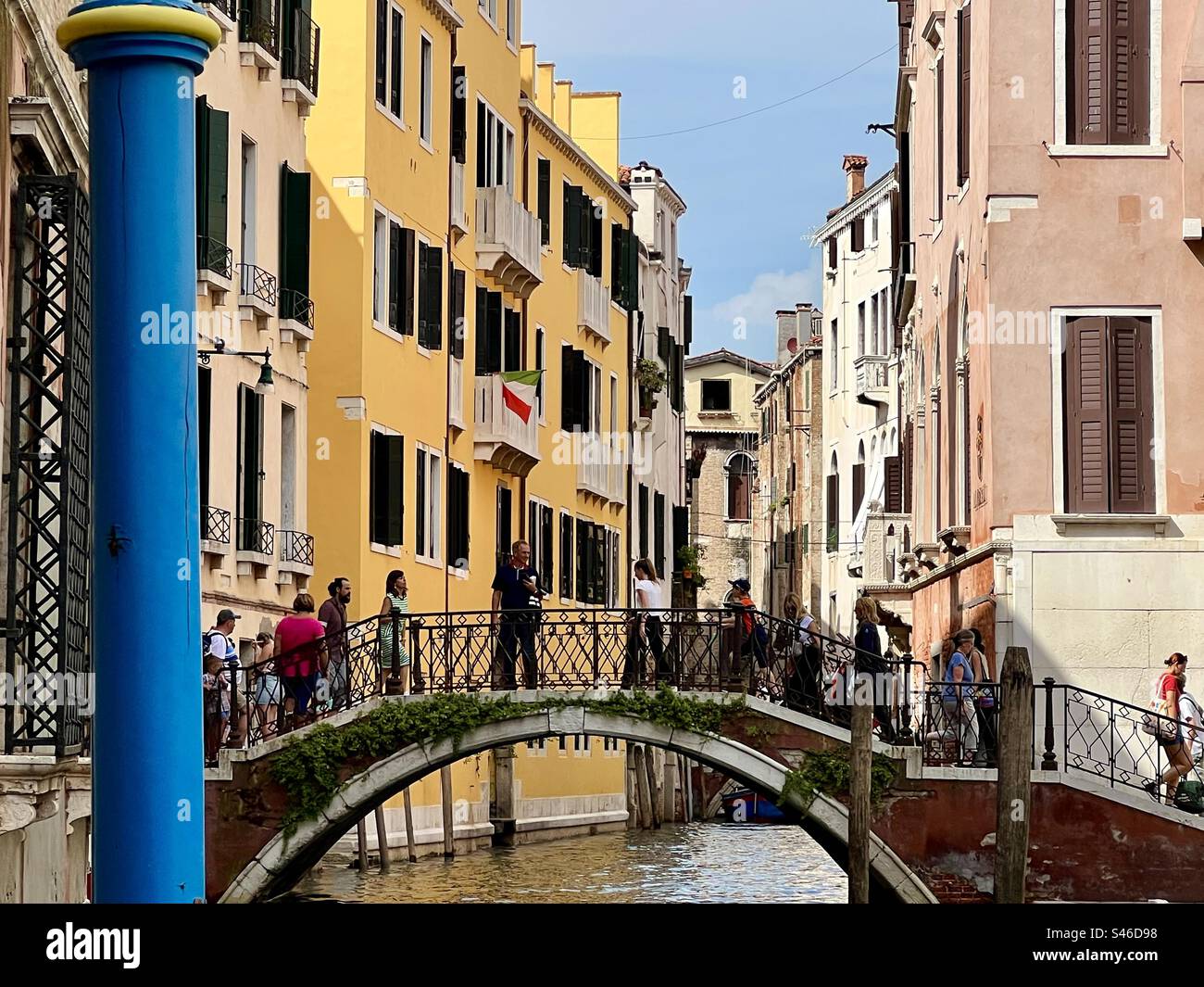 Menschen überqueren die bogenförmige Fußgängerbrücke Ponte de la Fava am Rio della Fava Kanal in Sestiere Cannaregio, Venedig Stockfoto