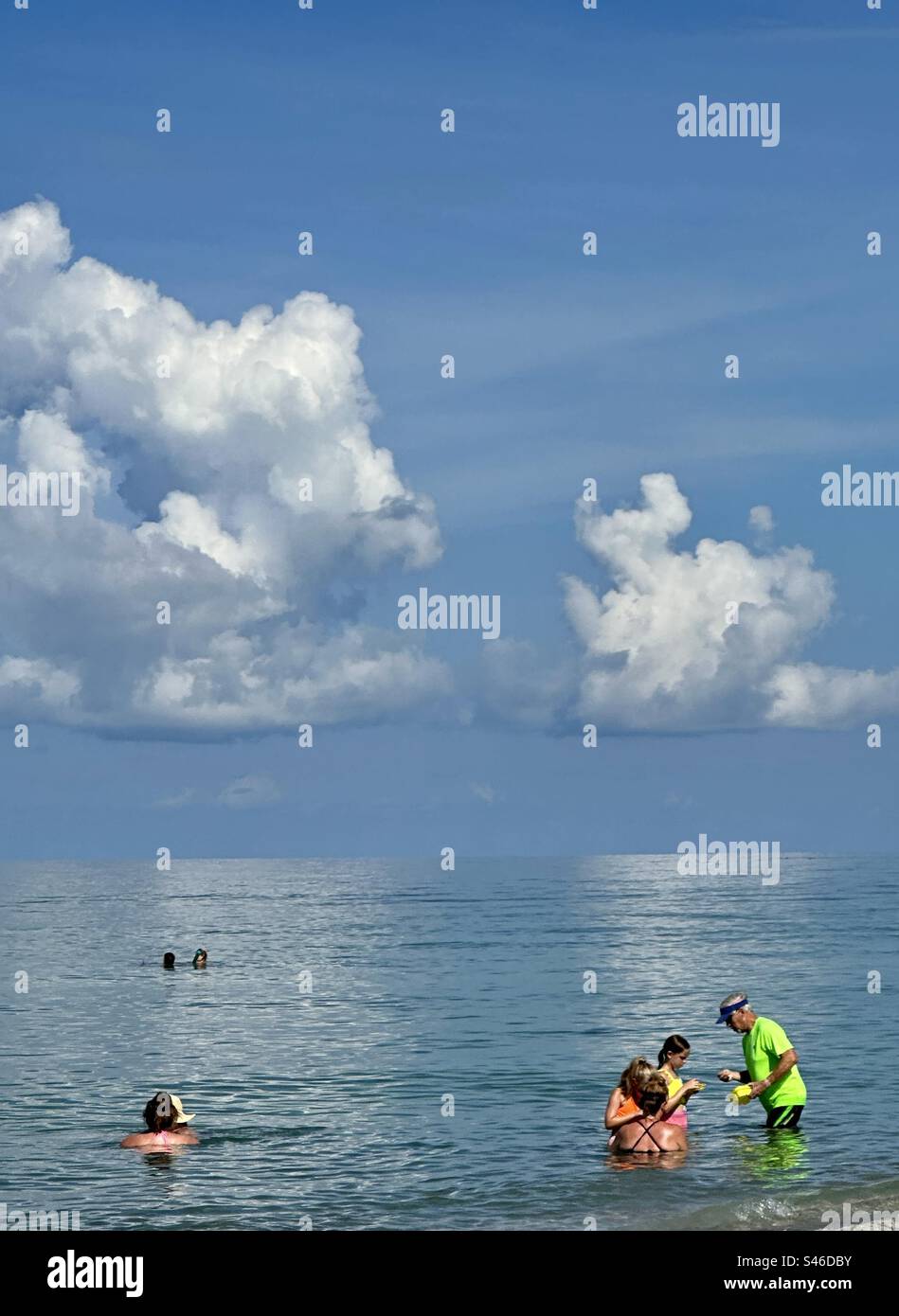 Strandgänger, die an einem sonnigen Augusttag 2023 an einem Strand am Golf von Mexiko schwimmen, schwimmen und abkühlen Stockfoto