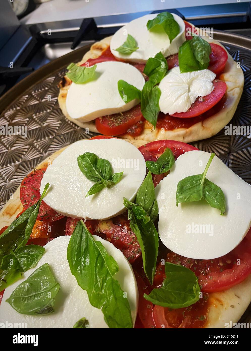 Margherita Pizzen auf Fladenbrot, bereit zum Backen in den Ofen, 2023, USA Stockfoto