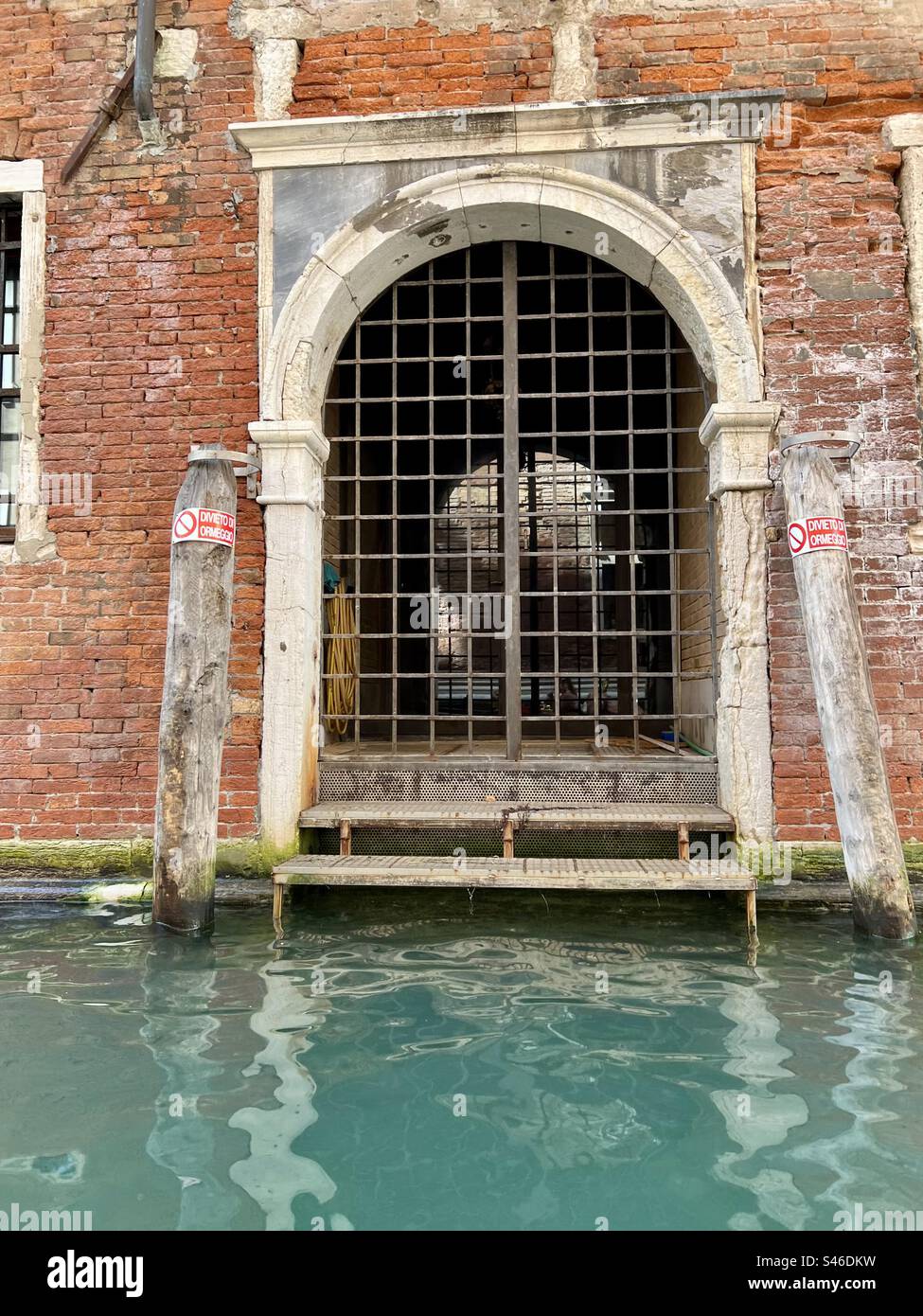 Eingezäunter Bogeneingang zu einem Kanalgebäude am Rio del Pestrin, Venedig - Smartphone-aufgenommenes Stockfoto