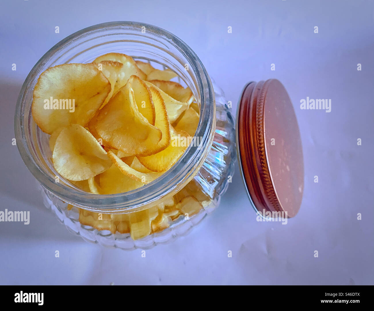 Nahaufnahme von Chips im Glas auf dem Tisch Stockfoto