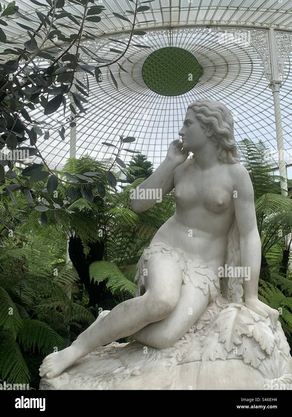 Nackte Statue im Botanischen Garten Glasgow Stockfoto