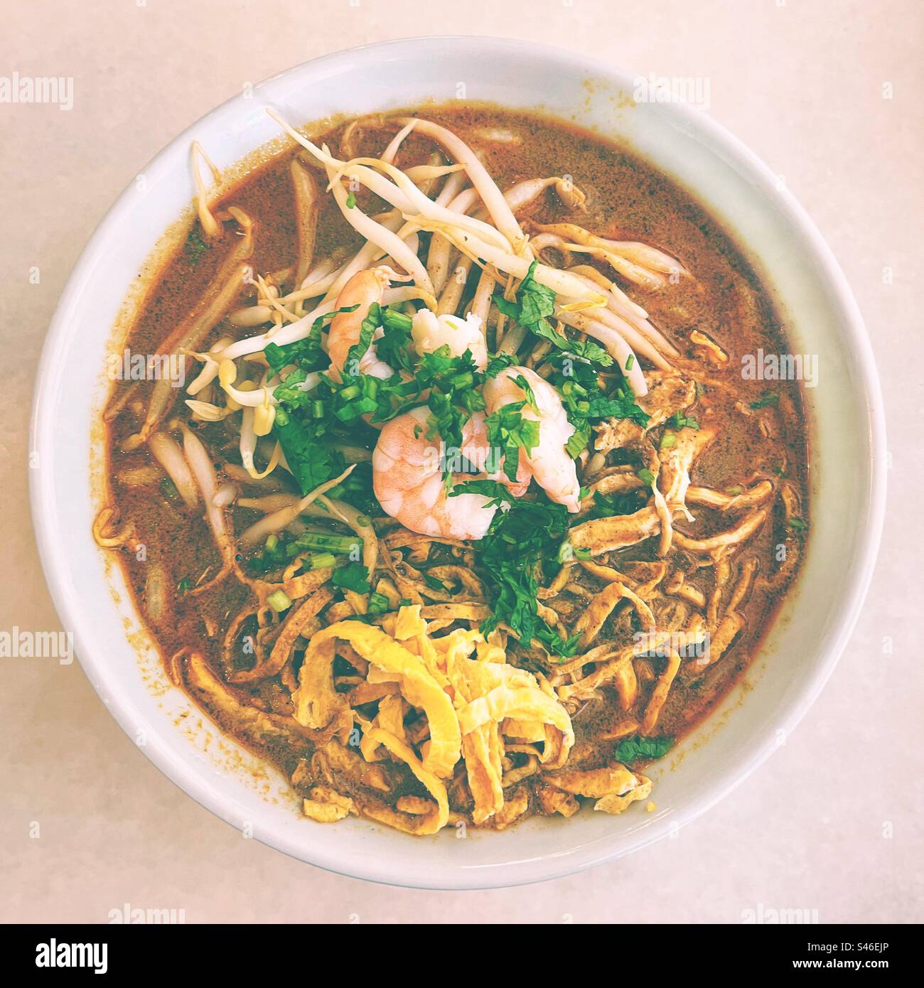 Eine Schüssel Sarawak Laksa Nudeln - Smartphone-aufgenommenes Stockfoto