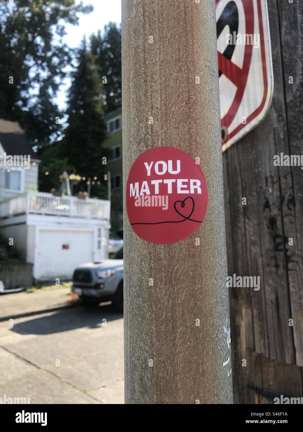 Auf einem Strommast steht auf einem roten Aufkleber „YOU MATTER“ in weißer Schrift, mit einem schwarzen, handgemalten Herz. Stockfoto