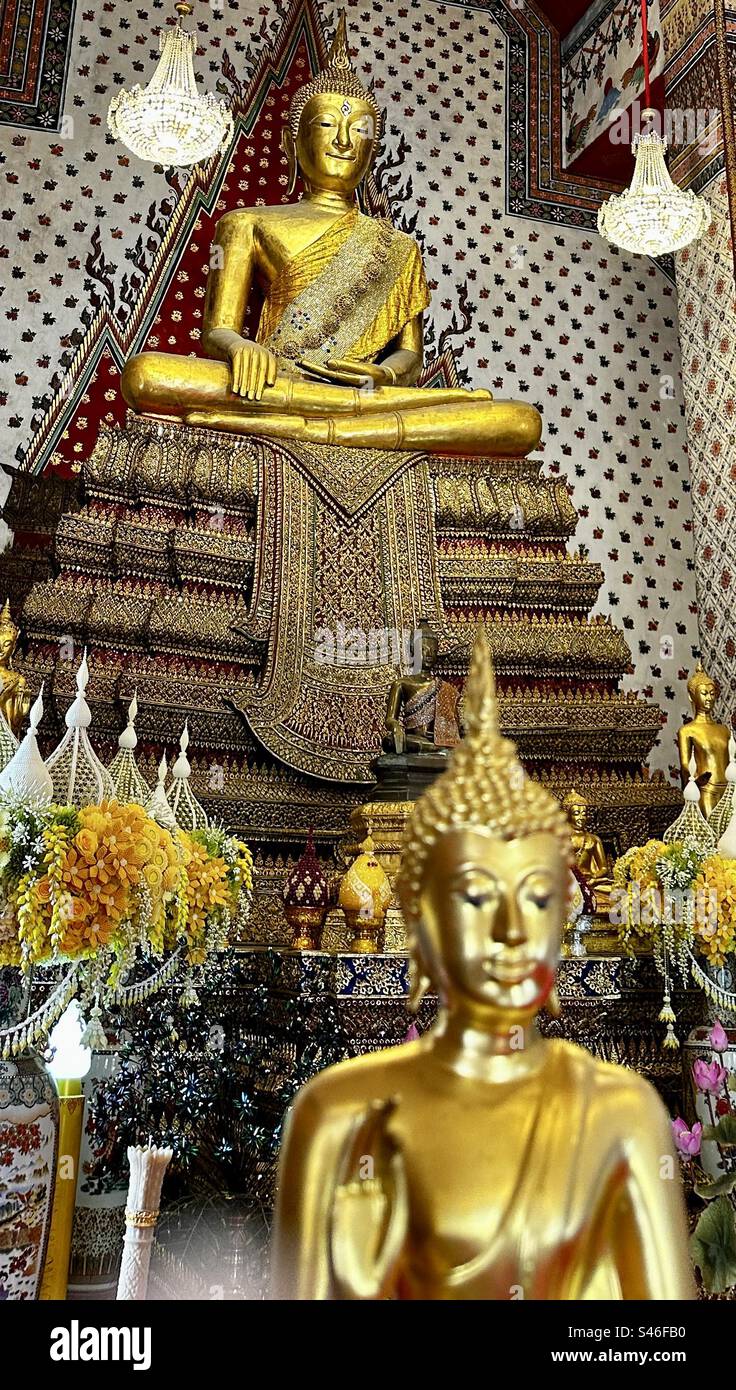 Buddha, der Buddha fotobombardiert - Smartphone-aufgenommenes Stockfoto