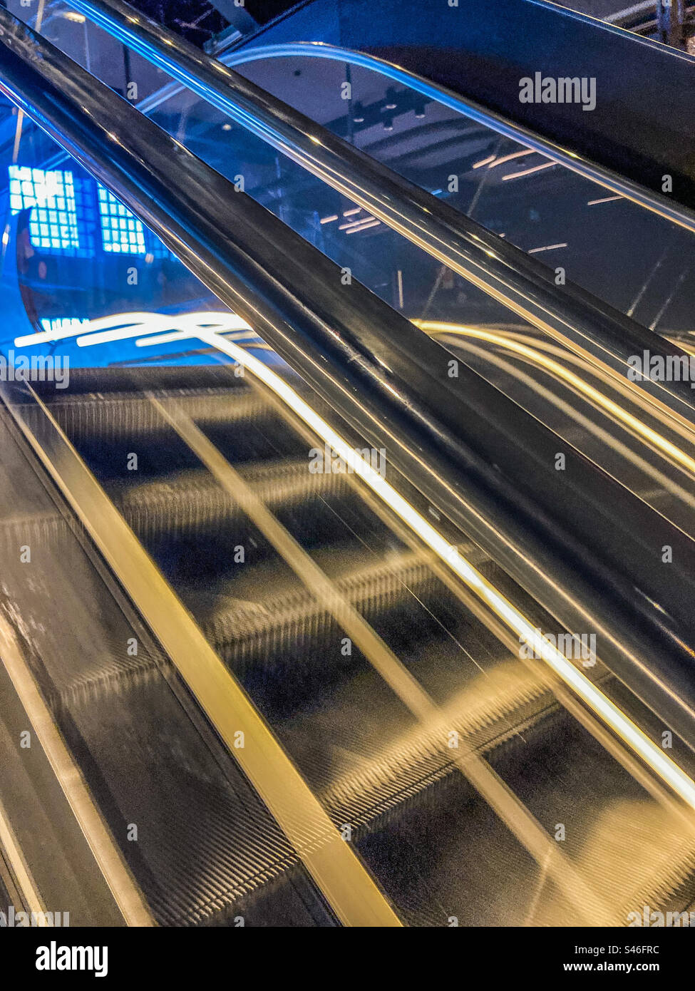 Nahaufnahme eines beleuchteten Eskalators im neu eröffneten Battersea-Kraftwerkskomplex Stockfoto