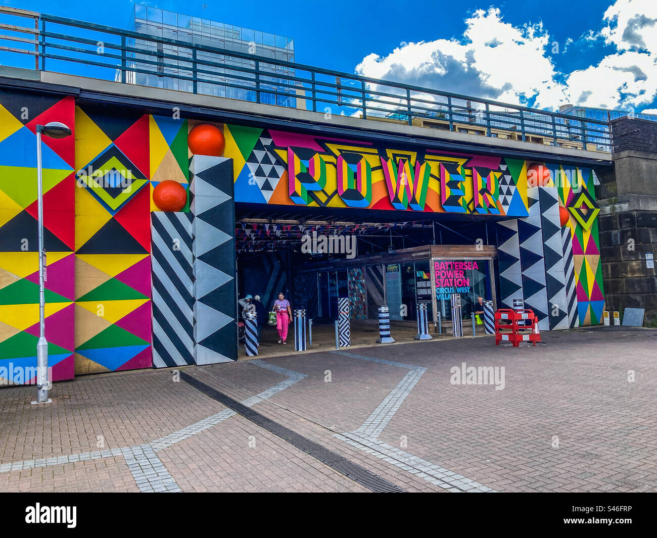 Brücken-Unterführung mit abstrakten Kunstwerken in der Nähe des Circus West Village, im Battersea Power Station Mixed Neighbourhood Complex. - Smartphone-aufgenommenes Stockfoto