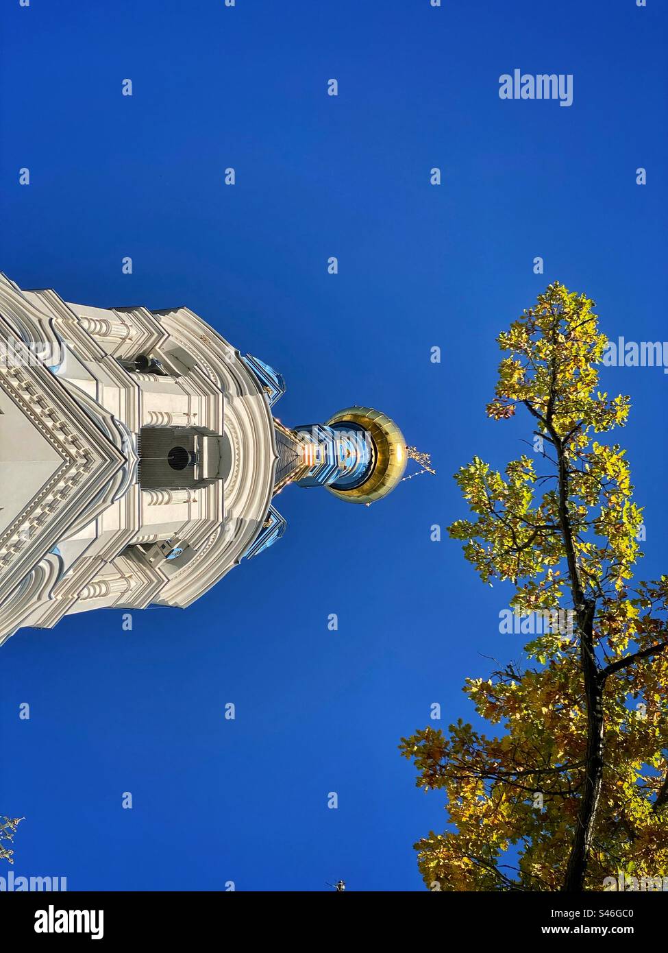 Herbstfarbener Baumzweig und Zwiebelkuppel der orthodoxen Kirche in Karlsbad, erbaut im 19. Jahrhundert, Tschechische Republik. Stockfoto