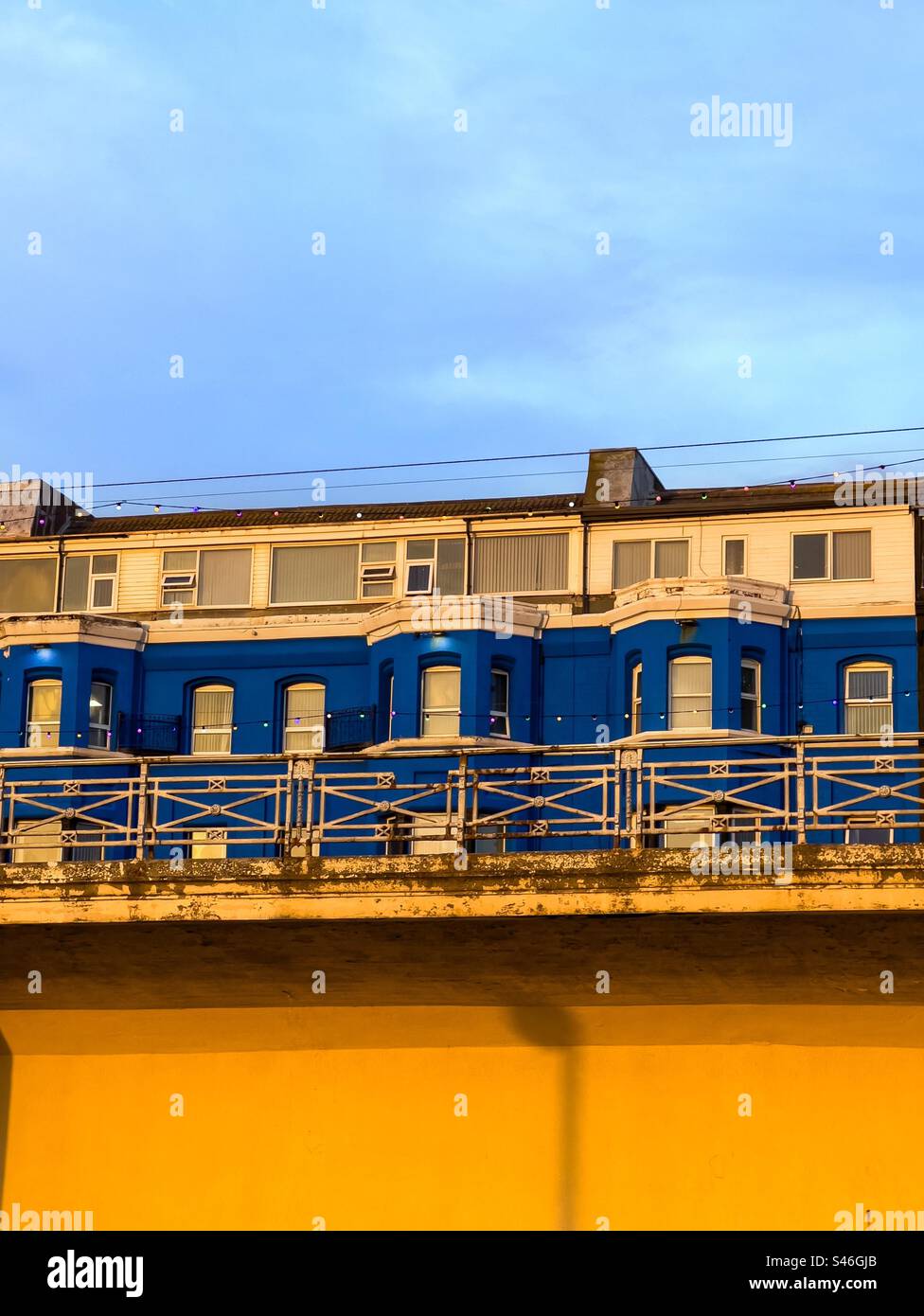 Abstrakte Farben auf der Nordpromenade von Blackpool im späten Abendlicht Stockfoto