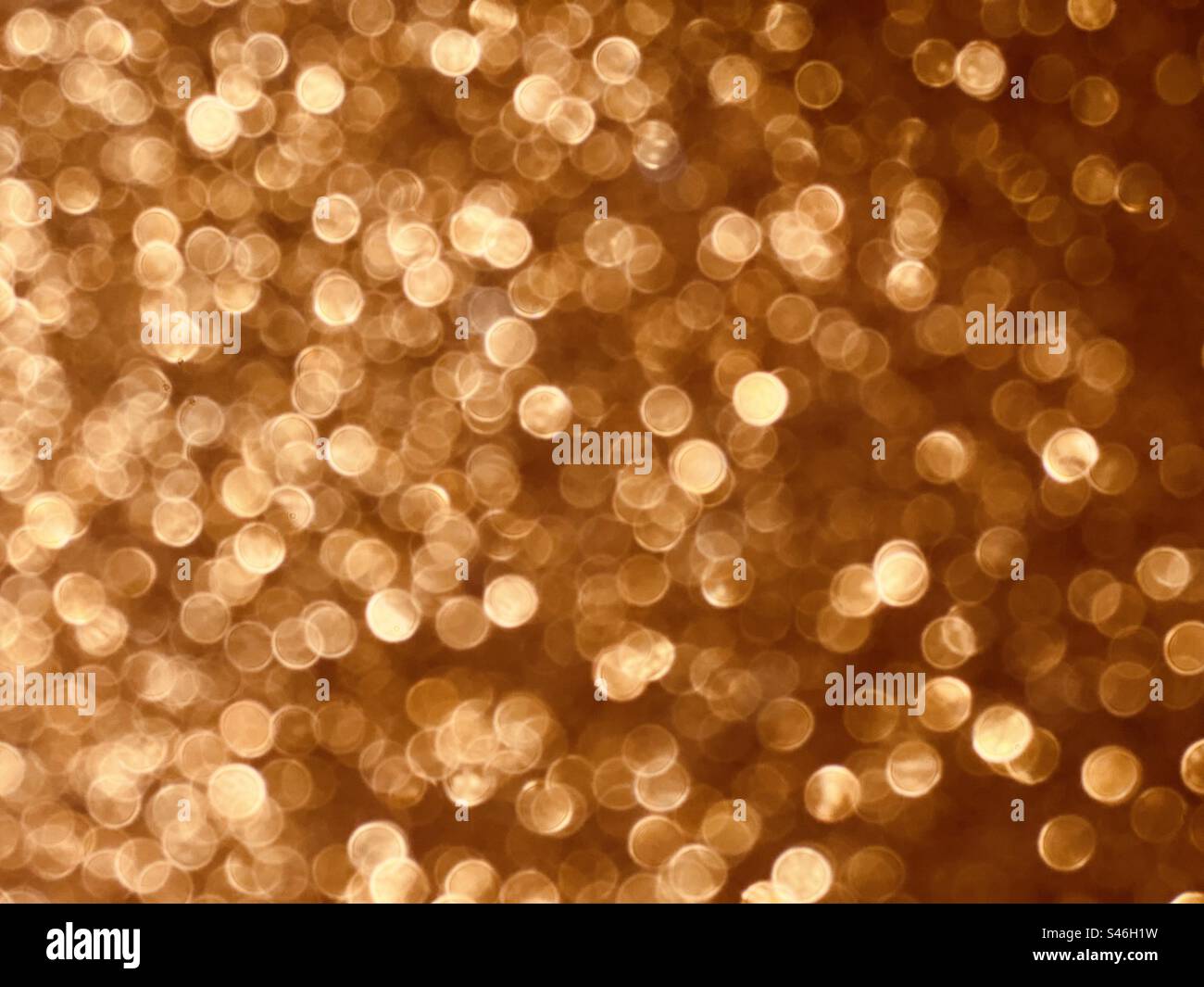 Nahaufnahme der Gold-Glitzer-Unschärfe-Wirkung - Smartphone-aufgenommenes Stockfoto