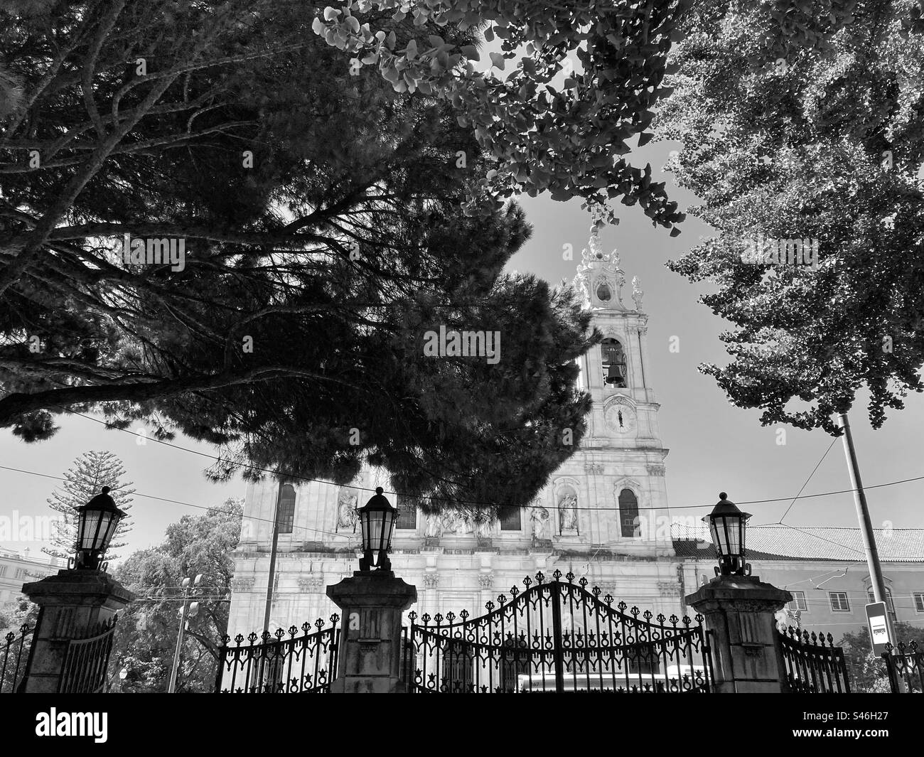 Basilica da Estrela neoklassizistische Kirche, von Jardim (Garten) da Estrela Seite aus gesehen, in monochromatischem Ton. Lissabon, Portugal. Mit eisernen Toren und Eingangsdekoration. - Smartphone-aufgenommenes Stockfoto