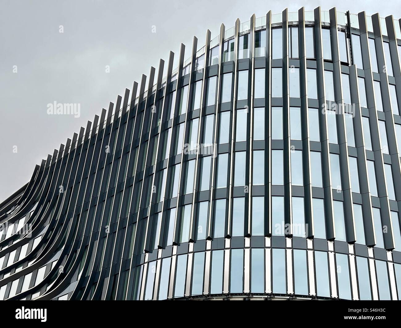 Städtisches Architekturgebäude - Smartphone-aufgenommenes Stockfoto