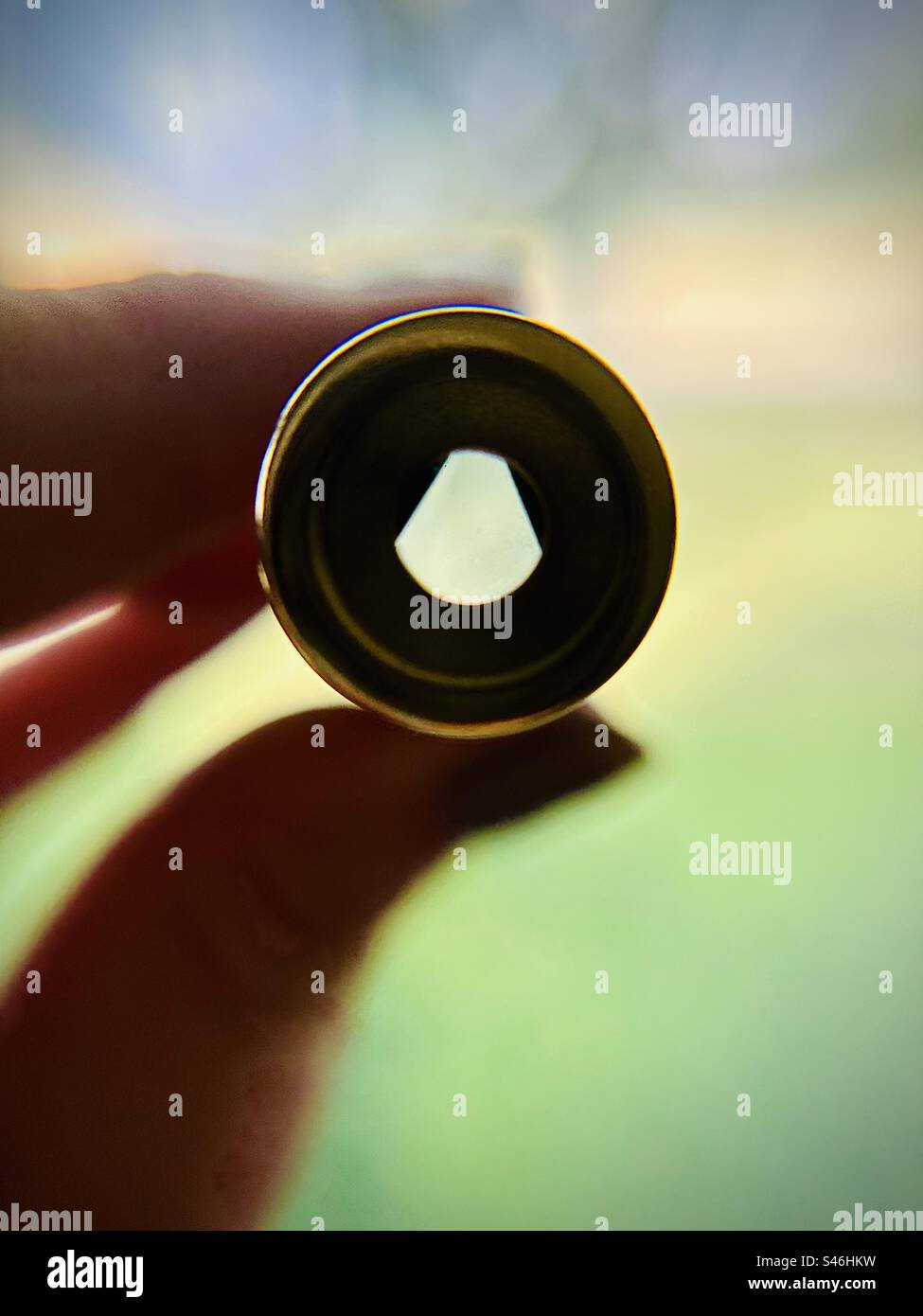 Hand hält ein Kaleidoskop Stockfoto