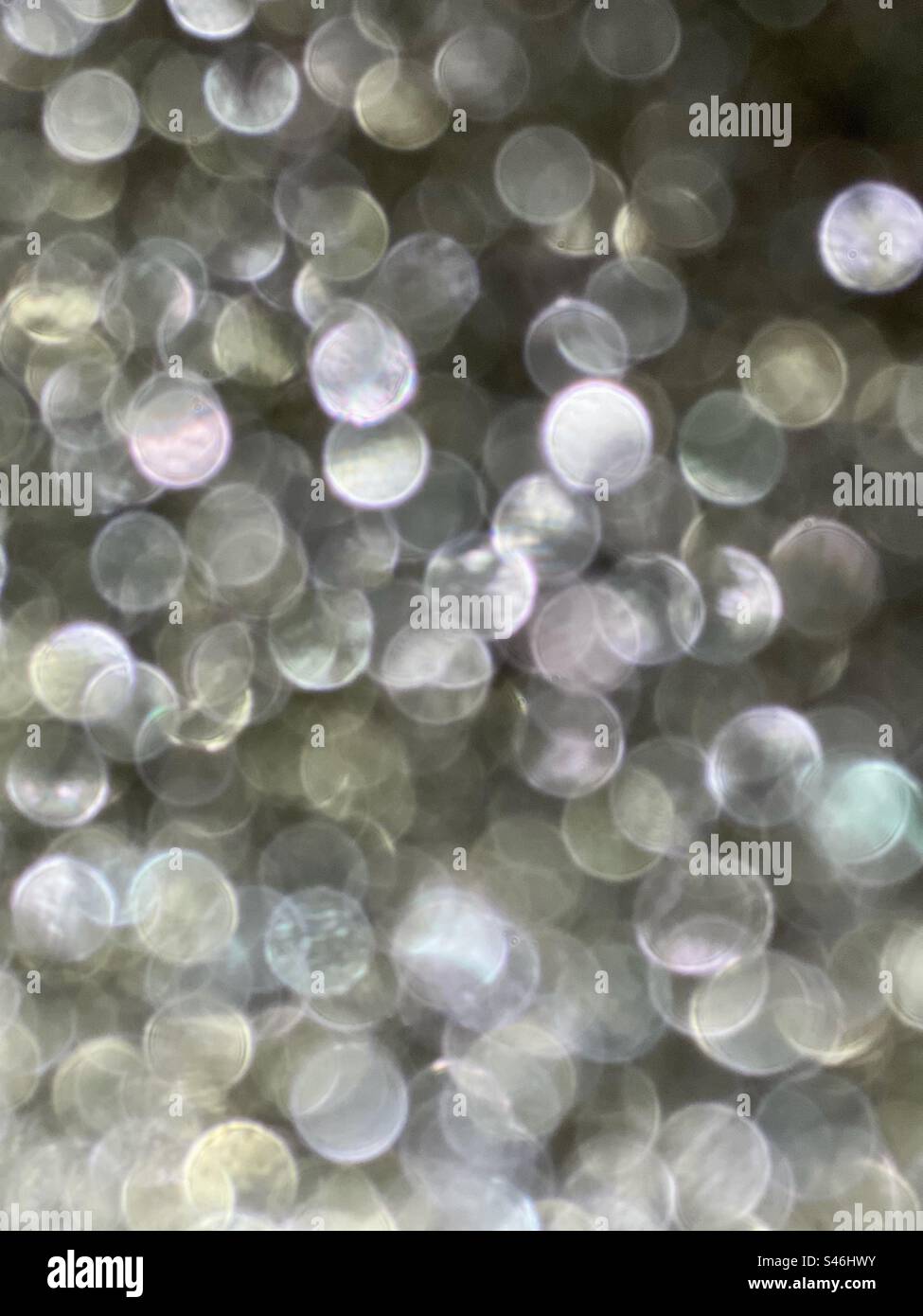 Vertikaler Bokeh-Glitzerhintergrund - Smartphone-aufgenommenes Stockfoto