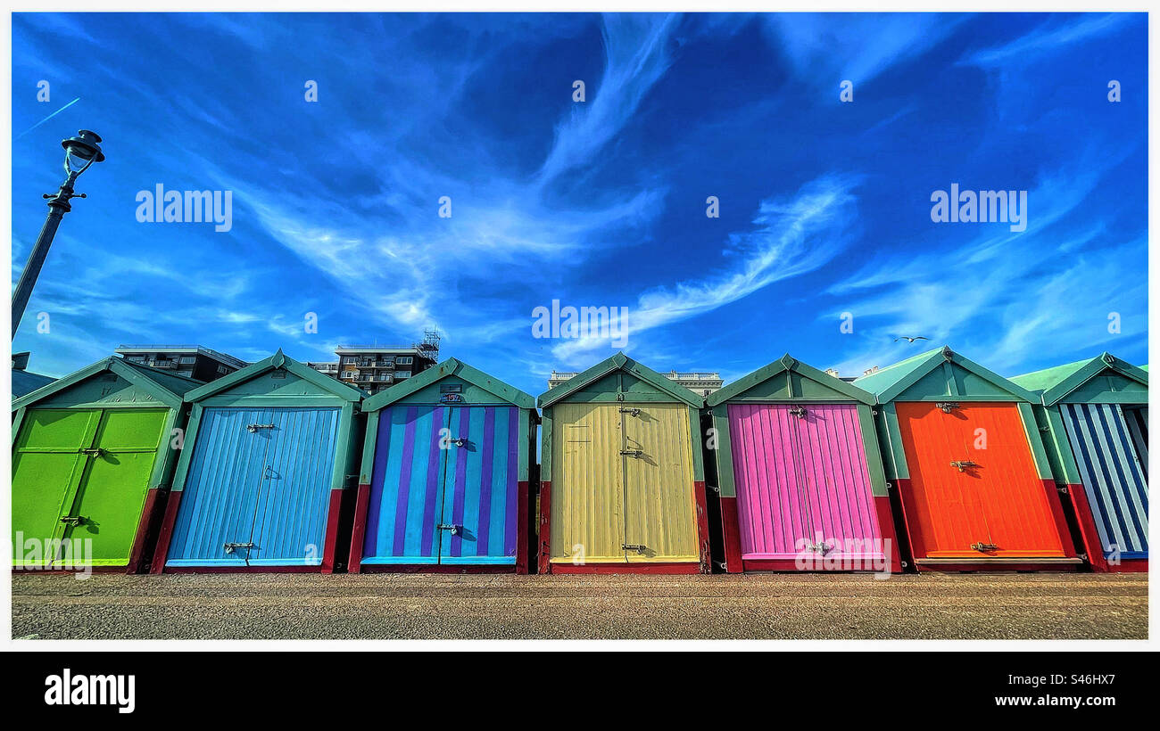 Strandhütten in Hove, Brighton. Stockfoto
