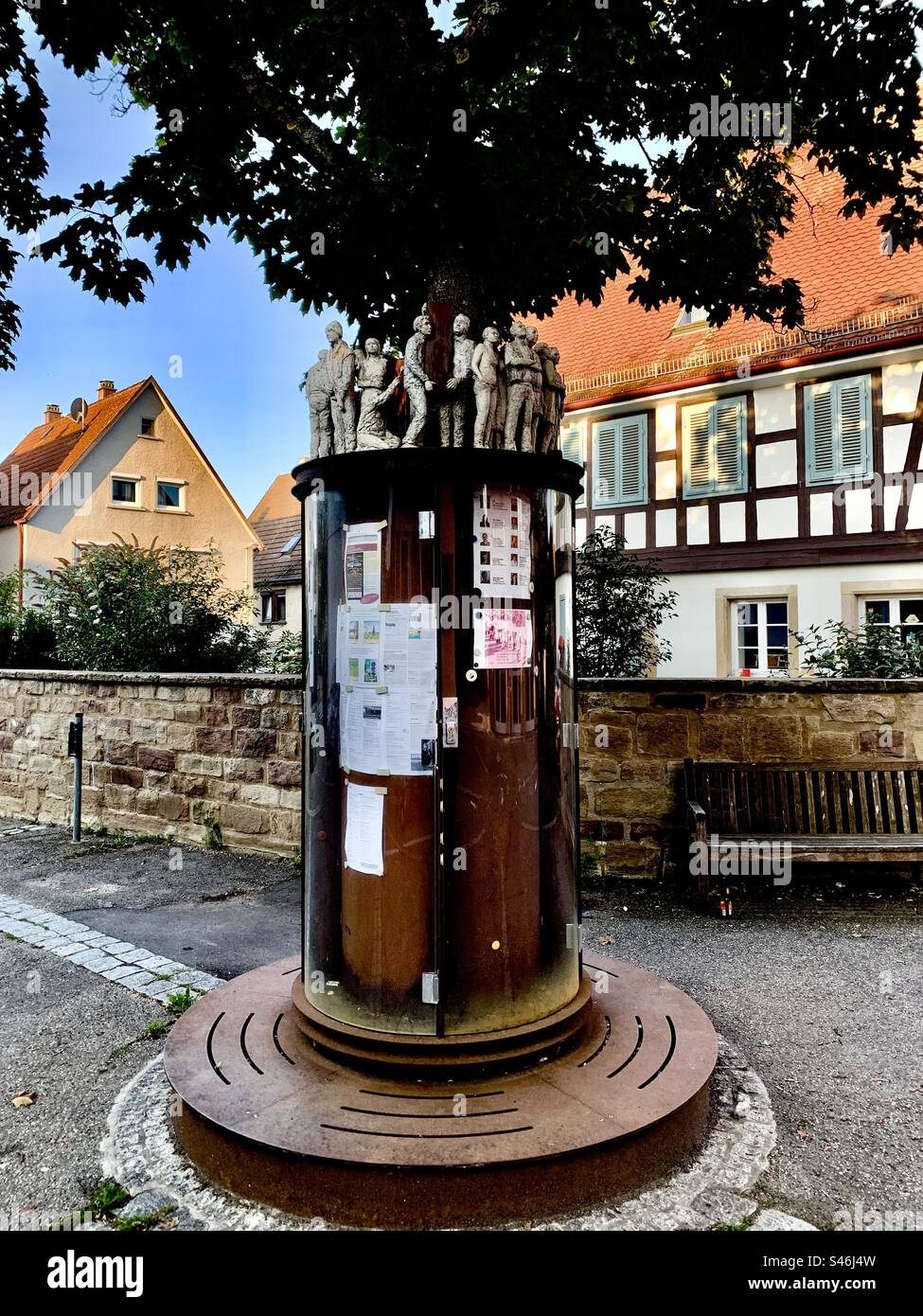 Eine Werbesäule in einer deutschen Altstadt Stockfoto