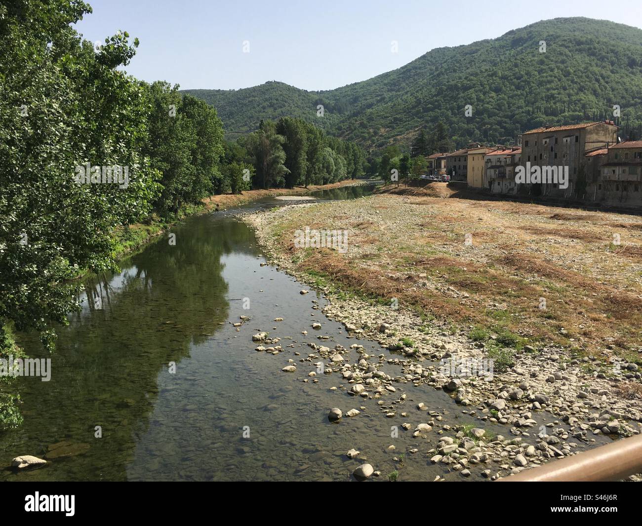 Letto del fiume Arno in secca. Trockenes Arno-Flussbett. Casentino. Italia - Smartphone-aufgenommenes Stockfoto