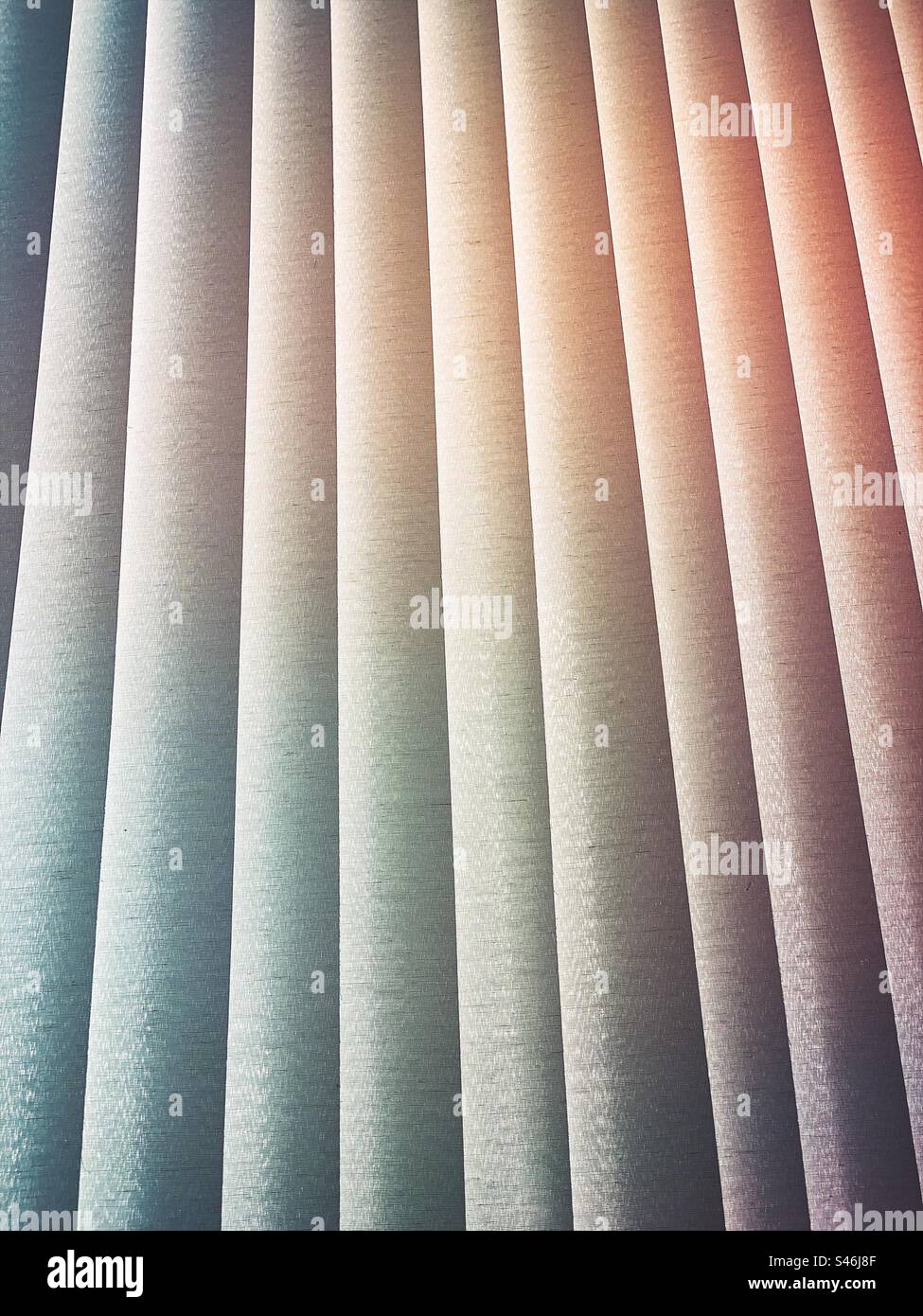 Linien beleuchten einen vertikal gestreiften abstrakten Hintergrund mit gedämpften Farben - Smartphone-aufgenommenes Stockfoto