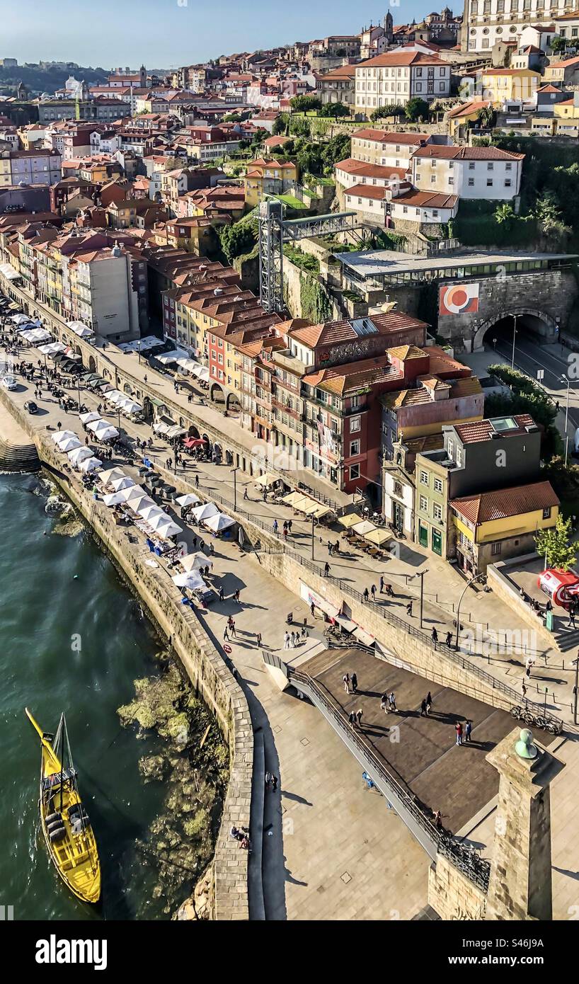 Die Stadt Porto blickte von der Brücke Luís I in Portugal herunter - Smartphone-aufgenommenes Stockfoto