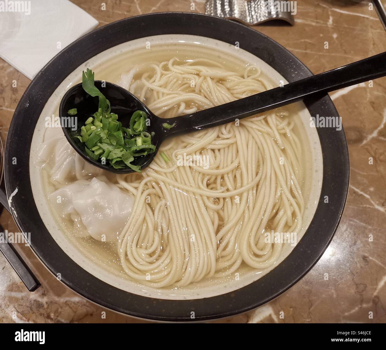 Wonton und Nudelsuppe. - Smartphone-aufgenommenes Stockfoto